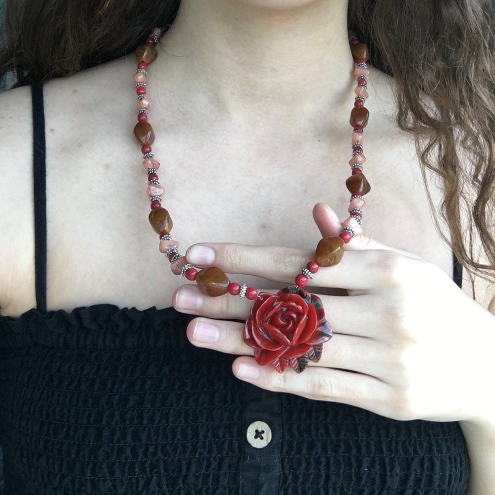 BEADED ROSE NECKLACE 🌹 - Picture 2 of 6